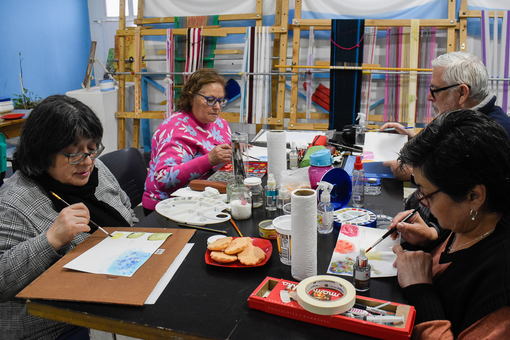 noticiaspuertosantacruz.com.ar - Imagen extraida de: https://www.riogallegos.gob.ar/noticias/gran-respuesta-de-la-comunidad-al-taller-de-acuarela-experimental-en-el-centro-cultural-manuel-ravallo/
